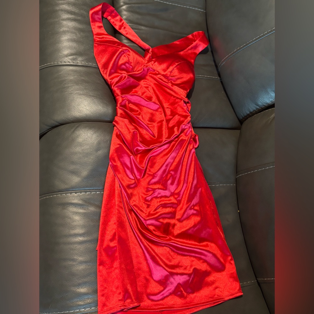 Red Satin cocktail dress 
Worn once 
XS 
Smokefree